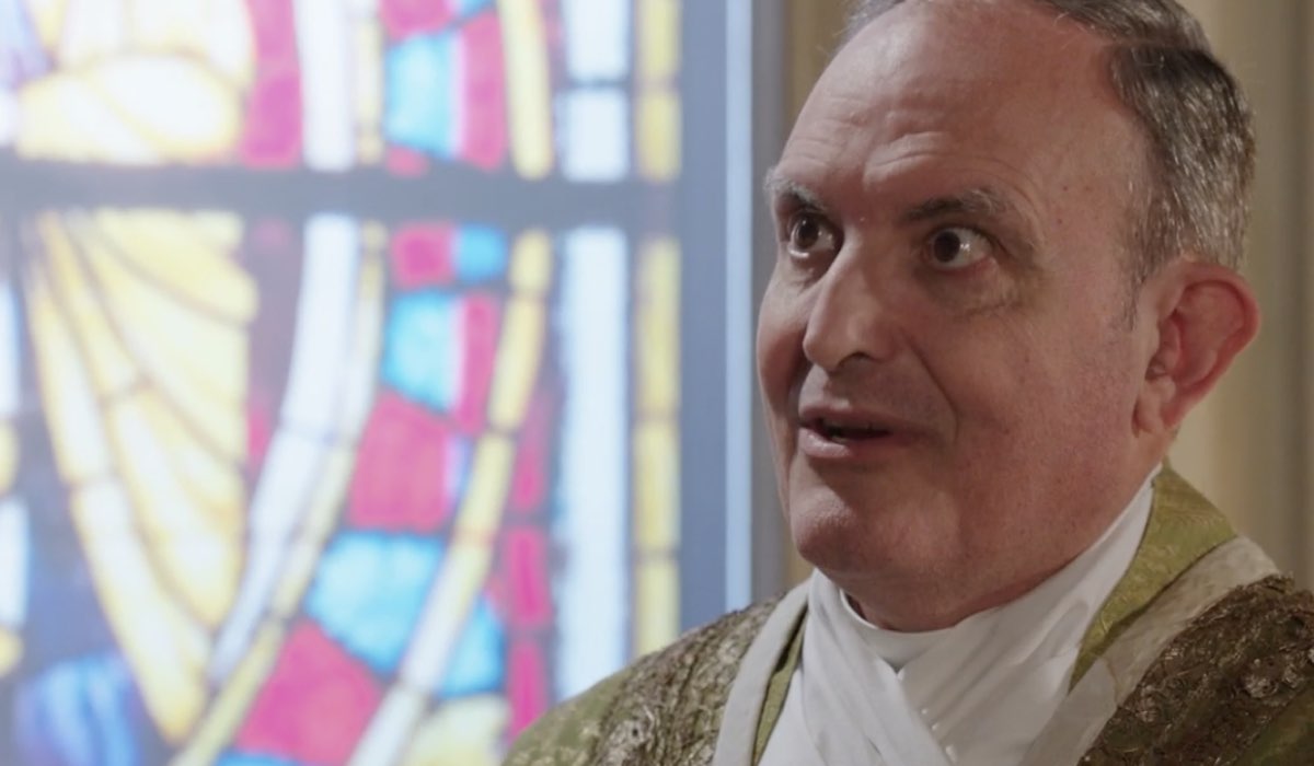 Andrea Lolli (Don Saverio) in una scena della puntata 5 de “Il Paradiso Delle Signore 10”. Credits: Rai.
