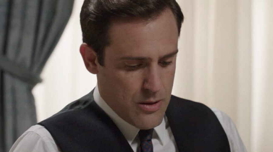 Thomas Santu (Enrico Brancaccio) in una scena della puntata 11 de “Il Paradiso Delle Signore 10”. Credits: Rai.