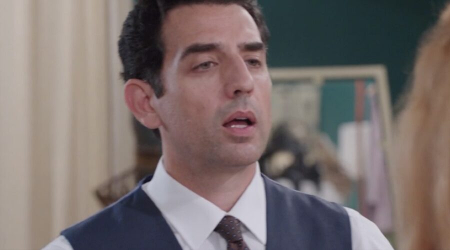 Luca Ferrante (Gianlorenzo Botteri) in una scena della puntata 4 de “Il Paradiso Delle Signore 10”. Credits: Rai.