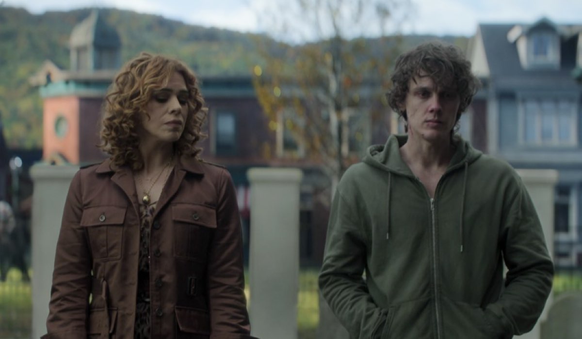 Hunter Doohan E Billie Piper In Mercoledì Credits Netflix