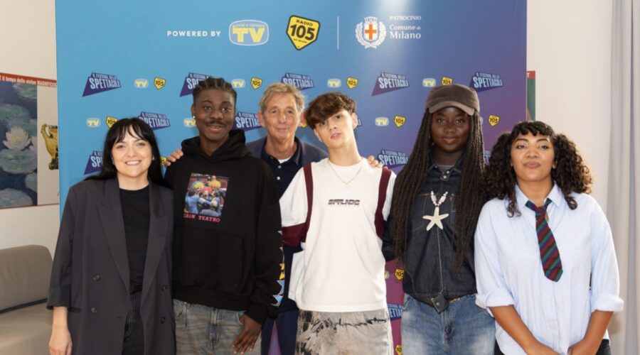 Aldo Vitali (direttore di TV Sorrisi e Canzoni), Eleonora Rubini e il cast di “Sorrisi in condotta” alla conferenza stampa de “Il Festival dello Spettacolo 2025”. Credits: Mondadori Portfolio.