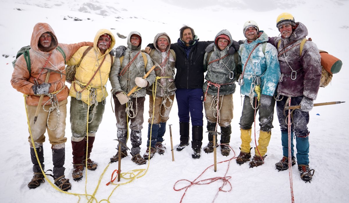 Da sinistra: Jonas Bloquet, Quentin Faure, Finnegan Oldfield, Pierre Deladonchamps, Daniele Vicari, Marlon Joubert, Alessandro Borghi, Alessio Del Mastro in un posato “Bianco”.  Credits: Alfredo Falvo/Rai.
