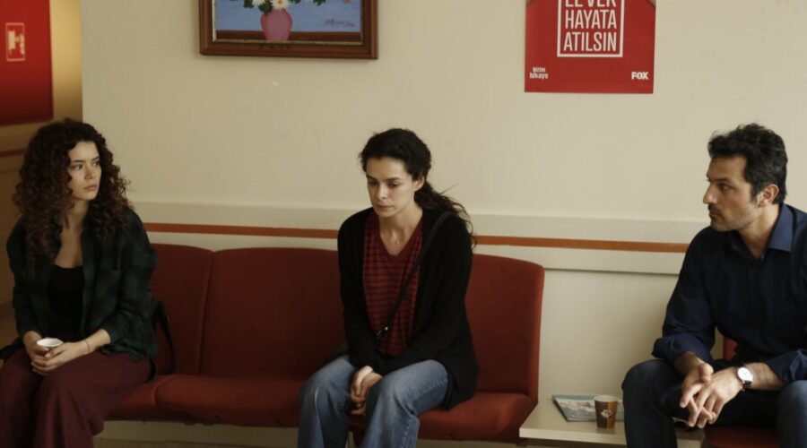 La Forza Di Una Donna I Canale 5 - 1a Tv Seray Kaya (Sirin Sarikadi), Özge Özpirinçci (Bahar Çesmeli), Feyyaz Duman (Arif) Credits Rete In Rete