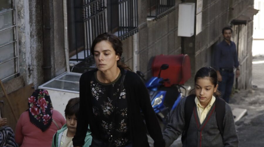 La Forza Di Una Donna Ii Canale 5 Özge Özpirinçci (Bahar Çesmeli), Kübra Süzgün (Nisan Çesmeli) Credits Rete In Rete