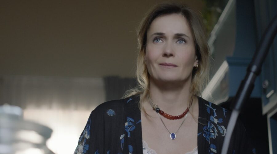 Lucia Mascino (Susanna) in una scena de “La ricetta della felicità”. Credits: Coralie Maneri/Rai.