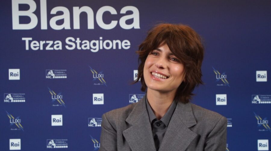 Maria Chiara Giannetta in un fotogramma dell'intervista rilasciata a Tvserial.it per “Blanca 3”. Credits: Rai/Lux Vide/Tvserial.it.