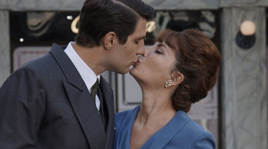 Da sinistra: Pietro Masotti (Marcello Barbieri) e Vanessa Gravina (Adelaide Di Sant'Erasmo) in una scena de “Il Paradiso Delle Signore 10”. Credits: Rai.