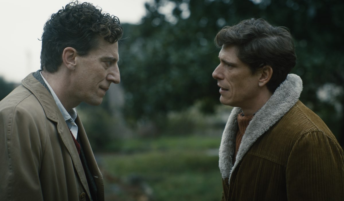 Da sinistra: Maurizio Lastrico e Matteo Martari in una scena della fiction ”Prima di noi”. Credits: Rai.