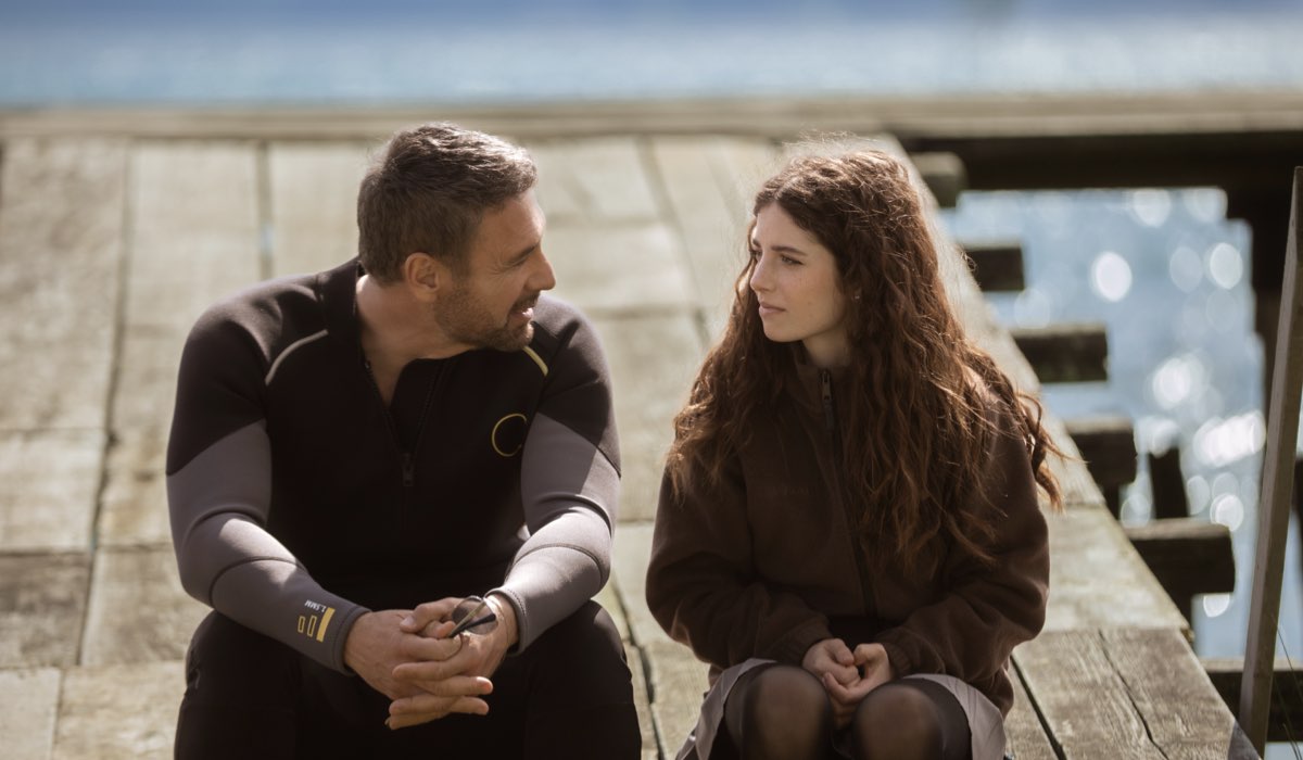 Da sinistra: Raoul Bova (Giulio Borghi) e Ginevra Francesconi (Sole Borghi) in una scena di “Buongiorno, mamma! 3”. Credits: ufficio stampa Mediaset.