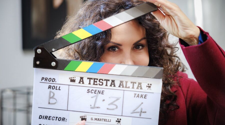 Sabrina Ferilli sul set di “A testa alta” in uno scatto condiviso da @qui_mediaset il 10 aprile 2025 sul suo profilo Instagram. Credits: Instagram @qui_mediaset.