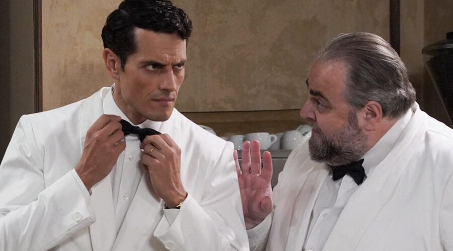 Da sinistra: Emanuel Caserio (Salvatore Amato) e Massimo Cagnina (Ciro Puglisi) in un posato per “Il Paradiso Delle Signore 10”. Credits: Rai.