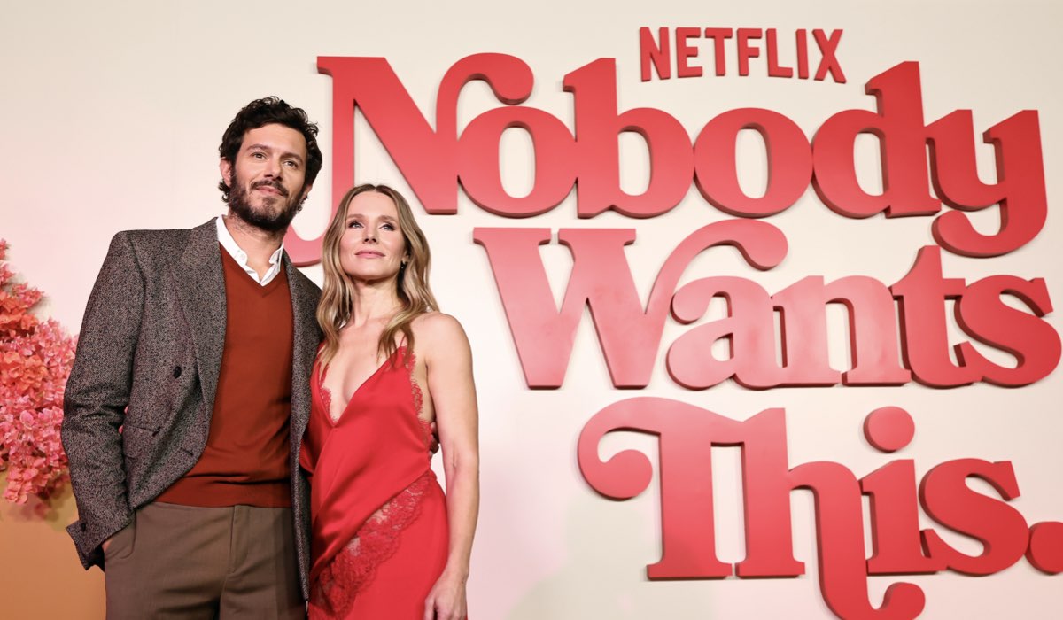 Da sinistra: Adam Brody (Noah Roklov) e Kristen Bell (Joanne Williams) alla premiere di “Nobody Wants This 2” il 16 ottobre 2025 a Los Angeles. Credits: Emma McIntyre/Getty Images per Netflix.
