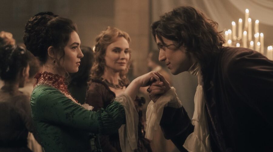 Da sinistra: Anamaria Vartolomei (Isabelle de Merteuil), Diane Kruger (Madame de Rosemonde) e Lucas Bravo (Conte di Gercourt). Credits: HBO Max.