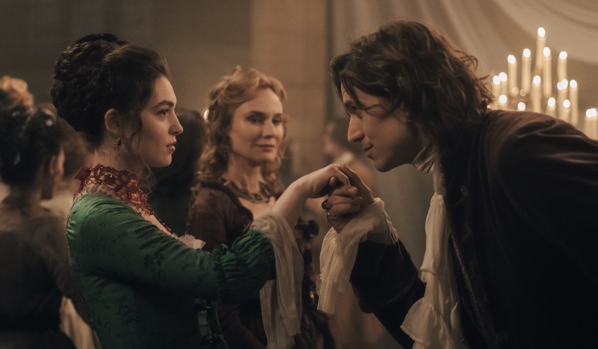 Da sinistra: Anamaria Vartolomei (Isabelle de Merteuil), Diane Kruger (Madame de Rosemonde) eLucas Bravo (Conte di Gercourt). Credits: HBO Max.