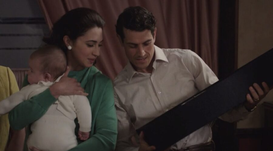 Da sinistra: il piccolo Andrea, Clara Danese (Elvira Gallo) e Emanuel Caserio (Salvatore Amato) in una scena della puntata 28 de “Il Paradiso Delle Signore 10”. Credits: Rai.