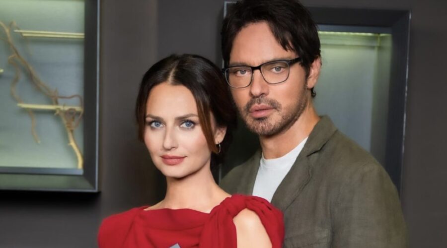 Da sinistra: Anna Safroncik e Gabriel Garko in un posato durante le riprese di “Colpa dei sensi” pubblicato sull'account Instagram @qui_mediaset. Credits: Mediaset/Instagram @qui_mediaset.