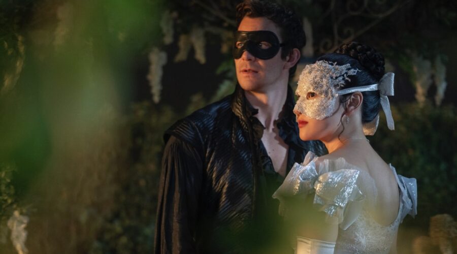 Da sinistra: Benedict Bridgerton (Luke Thompson) e Sophie Baek (Yerin Ha) in una scena del primo episodio di “Bridgerton 4”. Credits: Netflix.