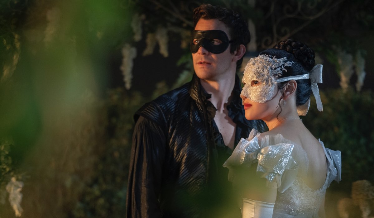 Da sinistra: Benedict Bridgerton (Luke Thompson) e Sophie Baek (Yerin Ha) in una scena del primo episodio di “Bridgerton 4”. Credits: Netflix.