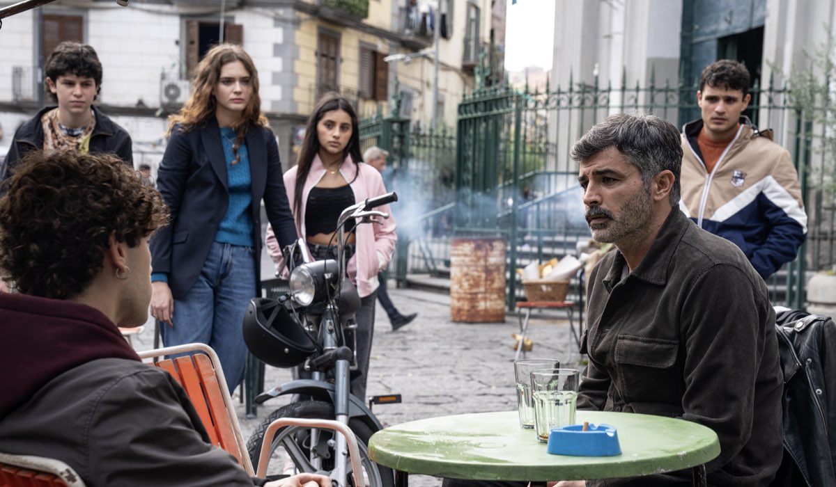 Da destra: Carmine Recano (Don Giuseppe Santoro) con un gruppo di ragazzi in una scena di “Noi del Rione Sanità”. Credits: Gianni Fiorito/Rai.