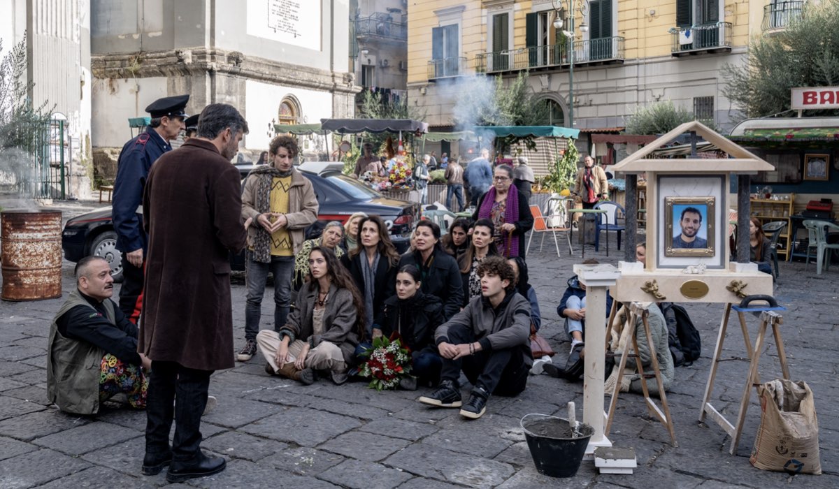 Da sinistra: Carmine Recano (Don Giuseppe Santoro) con un gruppo di ragazzi in una scena di “Noi del Rione Sanità”. Credits: Gianni Fiorito/Rai.