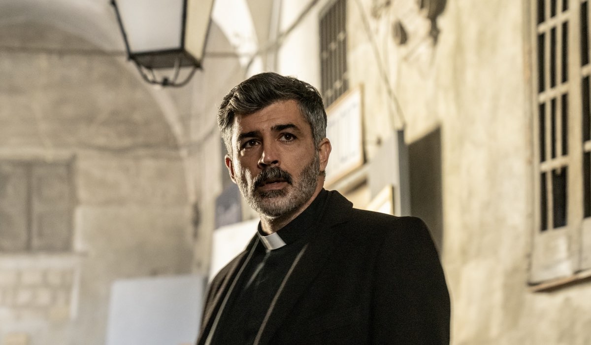 Carmine Recano (Don Giuseppe Santoro) in una scena di “Noi del Rione Sanità”. Credits: Gianni Fiorito/Rai.