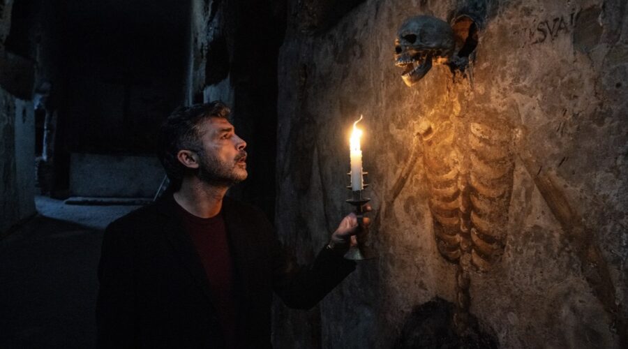 Carmine Recano (Don Giuseppe Santoro) in una scena di “Noi del Rione Sanità”. Credits: Gianni Fiorito/Rai.