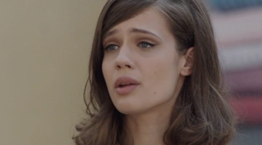 Iuliana Calcatinci (Caterina Rinaldi) in una scena della puntata 6 de “Il Paradiso Delle Signore 10”. Credits: Rai.