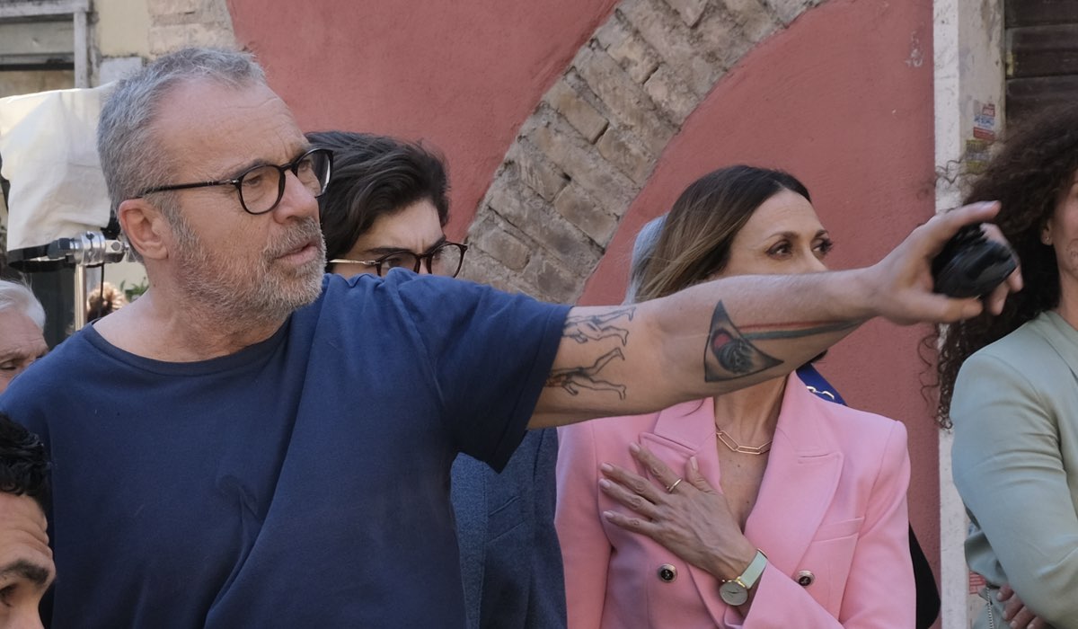 Da sinistra: Claudio Amendola (Giulio Cesaroni/regista) ed Elda Alvigini (Stefania Masetti) al lavoro sul set de “I Cesaroni - Il Ritorno”. Credits: Mediaset.