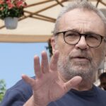 Claudio Amendola (Giulio Cesaroni/regista) al lavoro sul set de “I Cesaroni - Il Ritorno”. Credits: Mediaset.