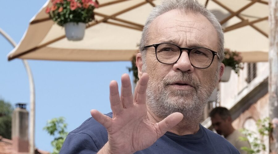 Claudio Amendola (Giulio Cesaroni/regista) al lavoro sul set de “I Cesaroni - Il Ritorno”. Credits: Mediaset.