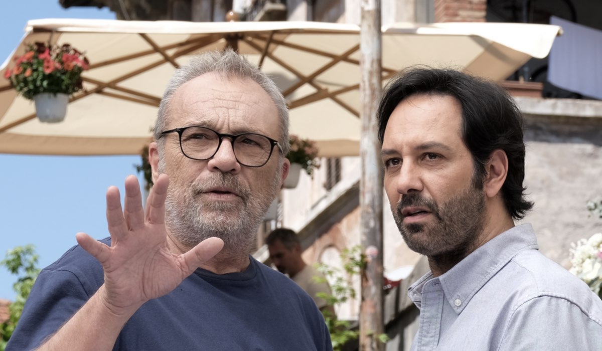 Da sinistra: Claudio Amendola (Giulio Cesaroni/regista) e Matteo Branciamore (Marco Cesaroni) al lavoro sul set de “I Cesaroni - Il Ritorno”. Credits: Mediaset.