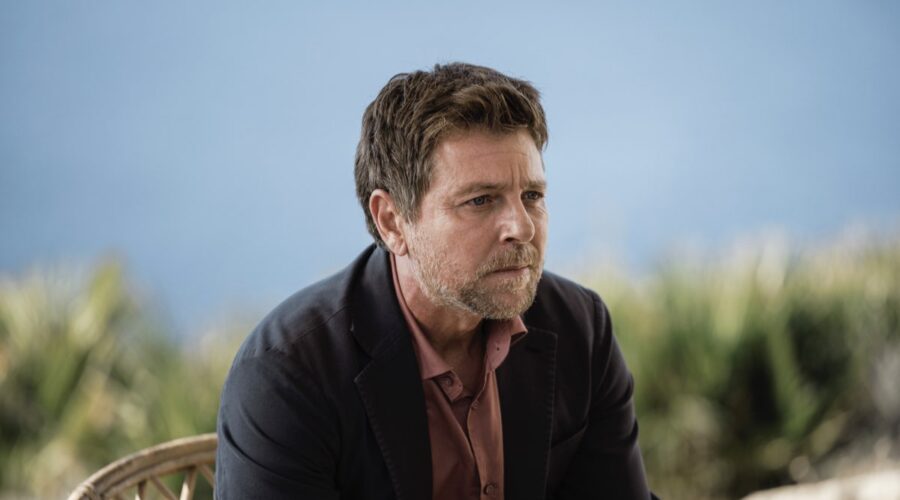 Claudio Gioè (Saverio Lamanna) in una scena del secondo episodio di “Màkari 4”. Credits: Valentina Glorioso/Rai.