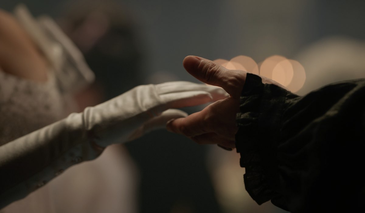 Da sinistra: un dettaglio di Sophie Baek (Yerin Ha) e Benedict Bridgerton (Luke Thompson) in una scena del primo episodio di “Bridgerton 4”. Credits: Netflix.