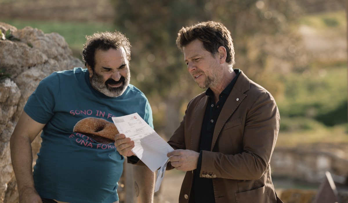 Da sinistra: Domenico Centamore (Peppe Piccionello) e Claudio Gioè (Saverio Lamanna) in una scena del primo episodio di “Màkari 4”. Credits: Valentina Glorioso/Rai.