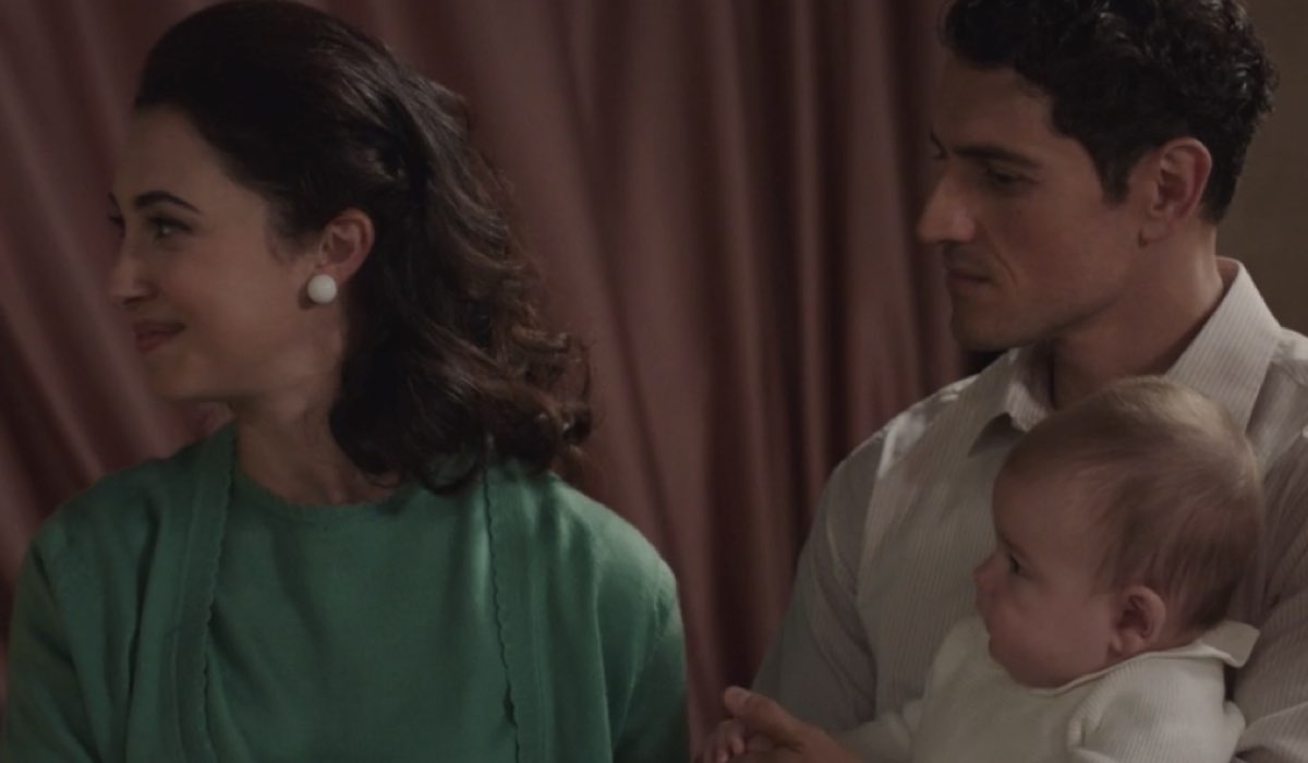 Da sinistra: Clara Danese (Elvira Gallo), Emanuel Caserio (Salvatore Amato) e il piccolo Andrea in una scena della puntata 28 de “Il Paradiso Delle Signore 10”. Credits: Rai.