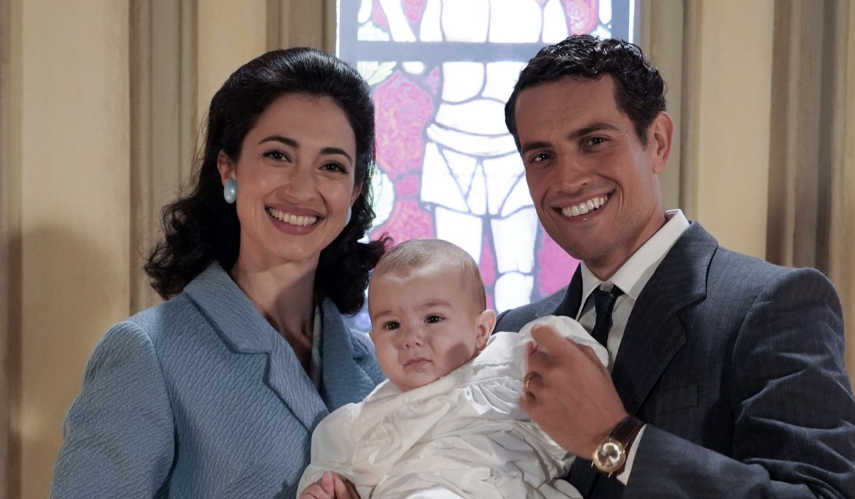 Da sinistra: Clara Danese (Elvira Gallo), il piccolo Andrea e Emanuel Caserio (Salvatore Amato) in un posato per “Il Paradiso Delle Signore 10”. Credits: Rai.