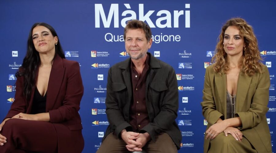 Da sinistra: Ester Pantano, Claudio Gioè e Serena Iansiti in un fotogramma dell'intervista rilasciata a Tvserial.it per “Màkari 4”. Credits: Rai/Palomar/Tvserial.it.