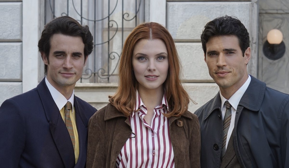 Da sinistra: Elia Marangon (Ettore Marchesi) e Arianna Amadei (Odile di Sant'Erasmo) e Danilo D'Agostino (Matteo Portelli) in un posato per “Il Paradiso Delle Signore 10”. Credits: Rai.