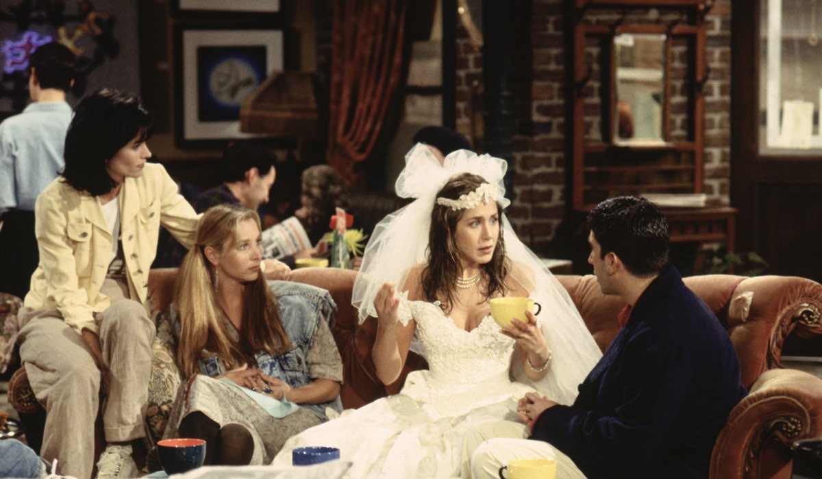 Da sinistra: Courteney Cox (Monica Geller), Lisa Kudrow (Phoebe Buffay), Jennifer Aniston (Rachel Green) e David Schwimmer (Ross Geller) in una scena di “Friends”. Credits: Sky.