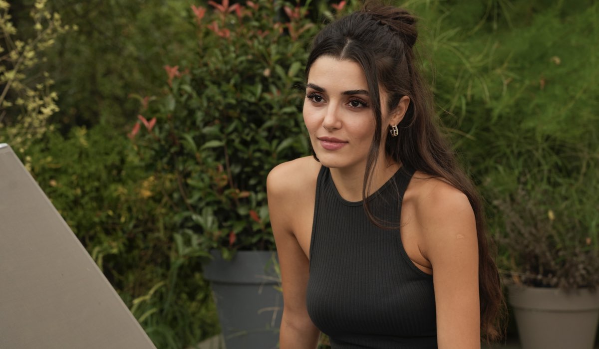 Hande Erçel (Leyla Gediz) in una scena di “Another Love”. Credits: Mediaset Infinity.