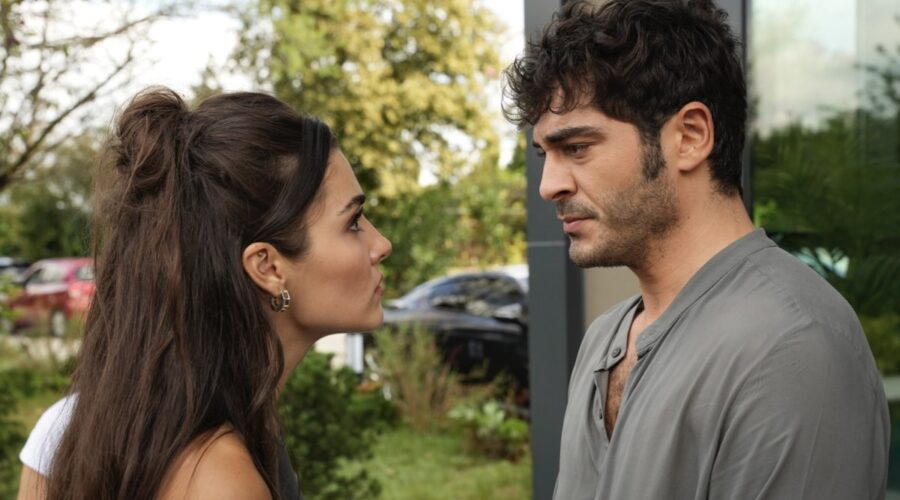 Da sinistra: Hande Erçel (Leyla Gediz) e Burak Deniz (Kenan Ozturk) in una scena di “Another Love”. Credits: Mediaset Infinity.