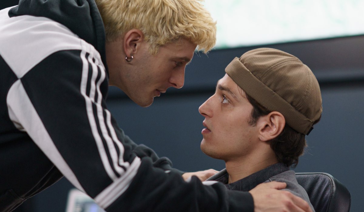 Da sinistra: Lorenzo Aloi (Luca) e Luigi Bruno (Fabrizio) in una scena dell'episodio 1. Credits: RaiPlay.