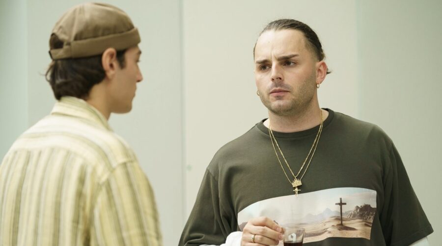 Da sinistra: Luigi Bruno (Fabrizio) ed Ernia (Ernia) in una scena dell'episodio 4. Credits: RaiPlay.