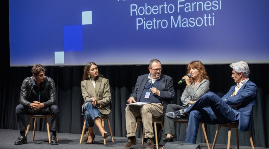 Da sinistra: Pietro Masotti (Marcello Barbieri), Nicoletta Di Bisceglie (Rosa Camilli), il giornalista Enrico Casarini, Vanessa Gravina (Adelaide di Sant'Erasmo), Roberto Farnesi (Umberto Guarnieri) durante il panel dedicato a “Il Paradiso Delle Signore” a Il Festival dello Spettacolo. Credits: Mondadori Portfolio.