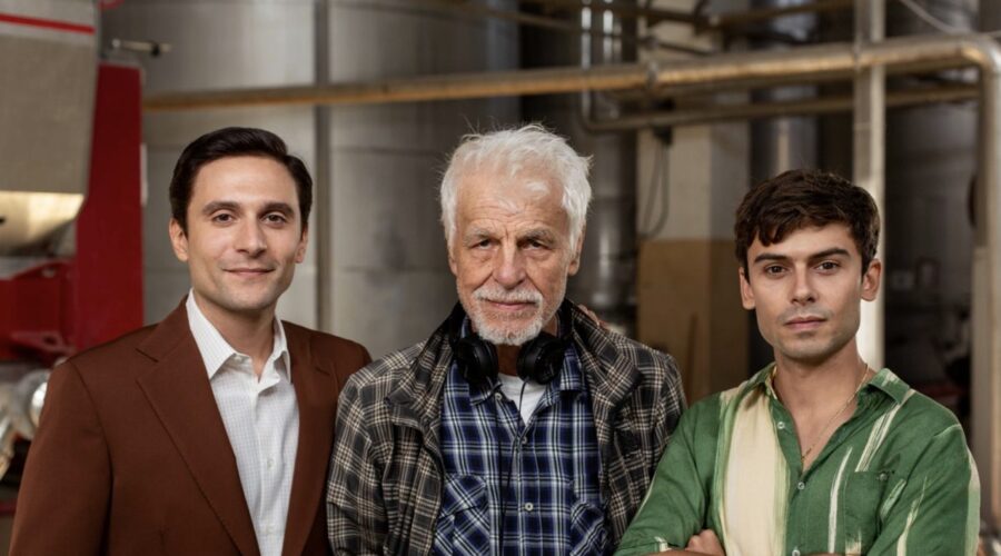 Da sinistra: Giuseppe De Domenico, Michele Placido e Leonardo Maltese in un posato per “Il giudice e i suoi assassini”. Credits: Danilo Sguali/Rai.