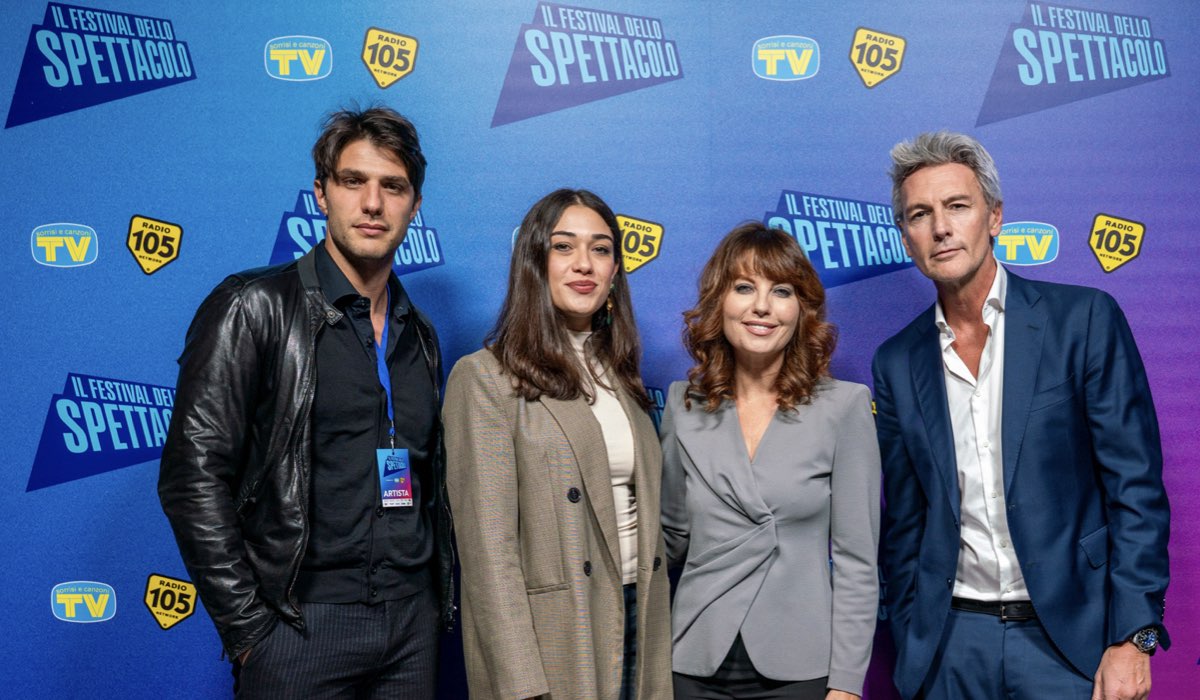 Da sinistra: Pietro Masotti (Marcello Barbieri), Nicoletta Di Bisceglie (Rosa Camilli), Vanessa Gravina (Adelaide di Sant'Erasmo), Roberto Farnesi (Umberto Guarnieri) in un posato in rappresentanza del cast de “Il Paradiso Delle Signore” a Il Festival dello Spettacolo. Credits: Mondadori Portfolio.