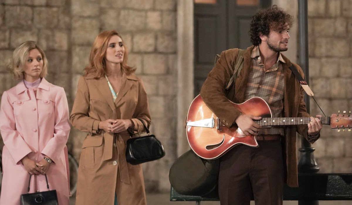 Da sinistra: Francesca Del Fa (Irene Cipriani), Ilaria Maren (Delia Bianchetti) e Mirko Lorusso (Johnny Pastore) in una scena de “Il Paradiso Delle Signore 10”. Credits: Rai. 