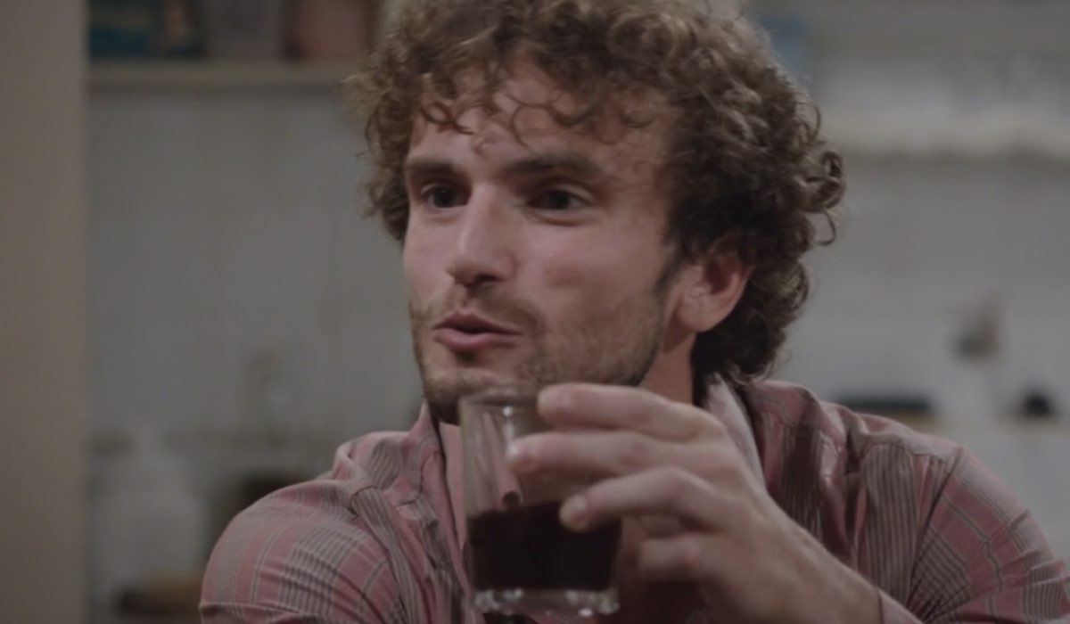 Mirko Lorusso (Johnny Pastore) in una scena della puntata 21 de “Il Paradiso Delle Signore 10”. Credits: Rai.