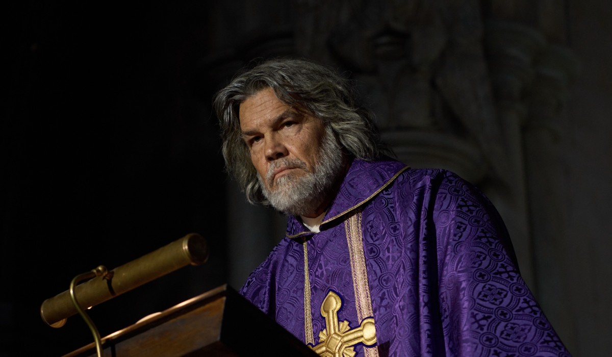 Josh Brolin In Wake Up Dead Man A Knives Out Mystery Credits Netflix