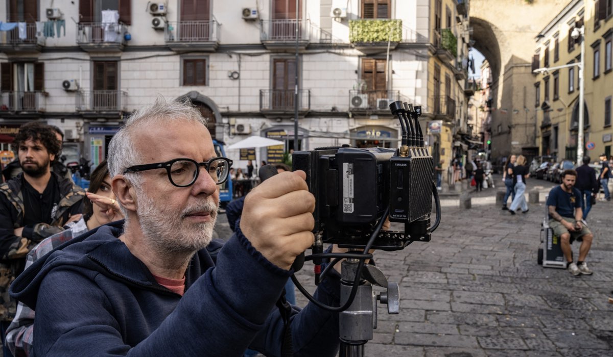 Luca Miniero, il regista di “Noi del Rione Sanità”, all'opera sul set. Credits: Gianni Fiorito/Rai.